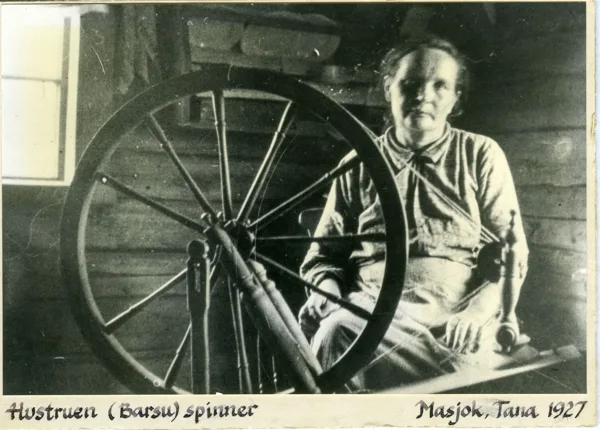 Anna Borresen spinning. Family identifies Anna Borresen. The original caption places the scene at Masjok, Tana, in 1927.